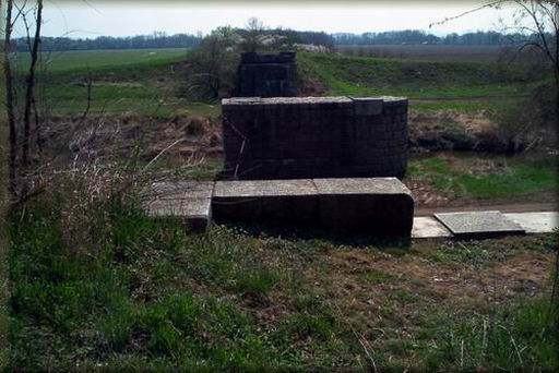 LO_zruseny most_01.jpg (46068 bytes)